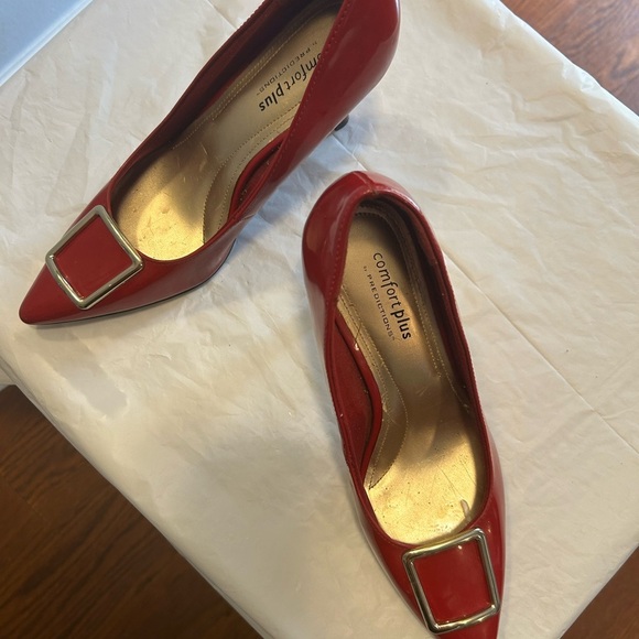 Preowned….. ComfortPlus size 7. Red with gold buckle. Still is good condition. - Picture 6 of 8